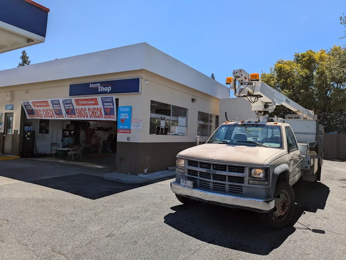 Redwood City Star Smog Check exterior and service bays
